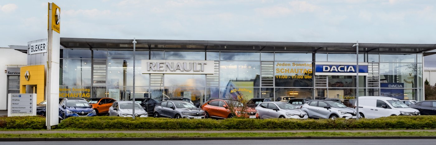 Renault und Dacia Autohaus mit verschiedenen Fahrzeugmodellen und Glasschaufenstern.