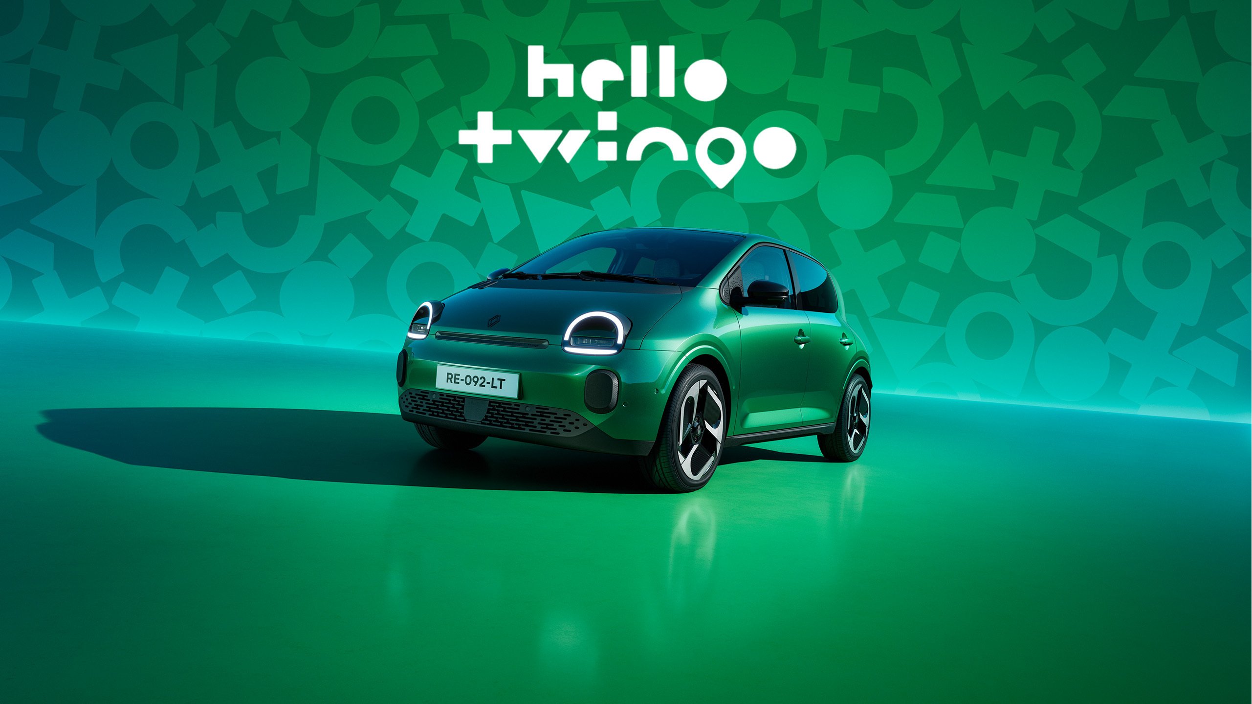 Ein neuer grüner Renault Twingo mit futuristischem Design vor einem leuchtend grünen Hintergrund.