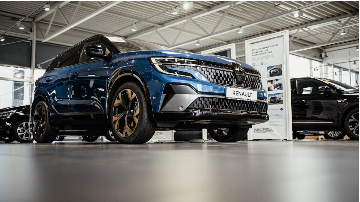 Neuer blauer Renault SUV im Autohaus, mit glänzenden Felgen und modernem Design, aus der Vorderansicht fotografiert.