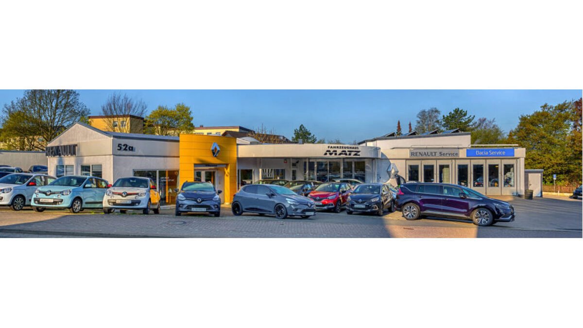 Autohaus Matz mit mehreren Renault-Fahrzeugen und moderner Architektur im Vordergrund. Sonniger Tag.