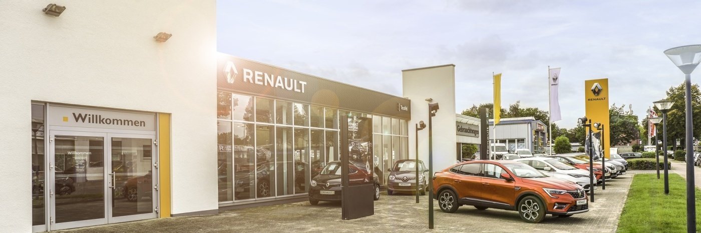 Renault Autohaus mit verschiedenen Fahrzeugen und einem willkommen-Schild für Kunden.