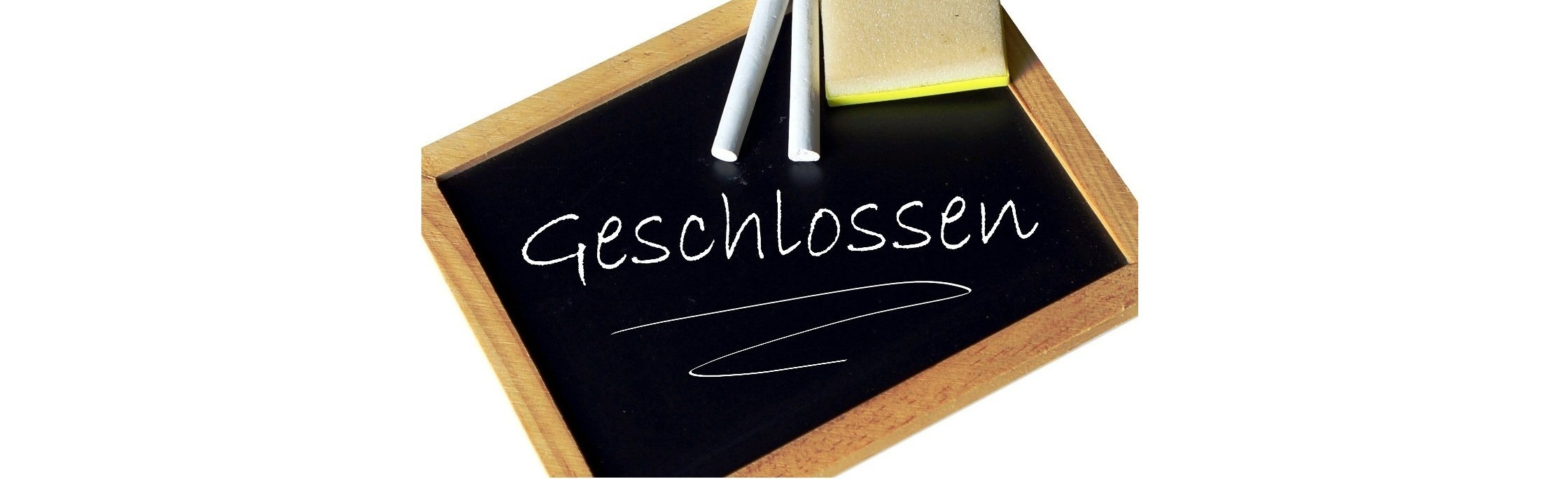 Ein kleines schwarzes Schild mit der Aufschrift 'Geschlossen' und zwei weißen Kreiden und einem Schwamm.