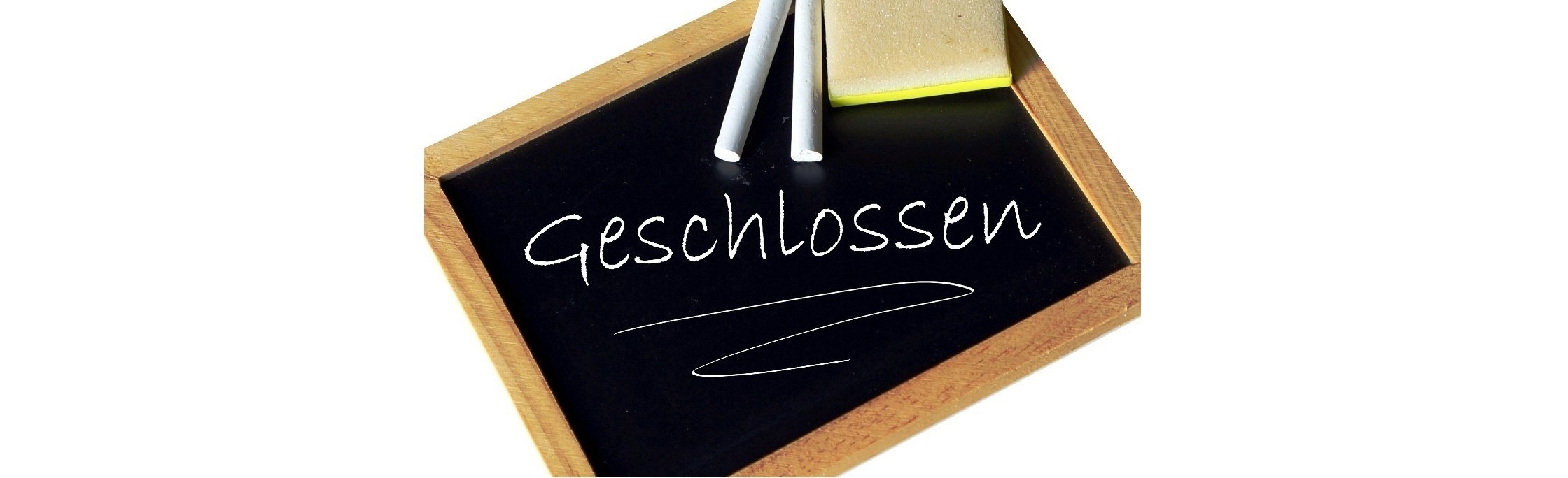 Ein Tafel mit der Aufschrift 'Geschlossen' sowie zwei Kreiden und einem Schwamm.