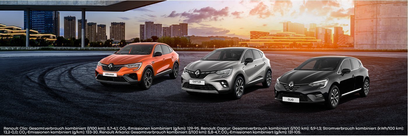 Drei Renault Autos stehen auf einer Straße vor einer Stadtlandschaft, die Modelle Clio, Captur und Arkana.