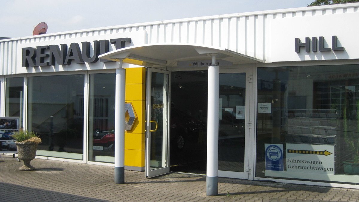 Eingang eines Renault-Händlers mit Schild