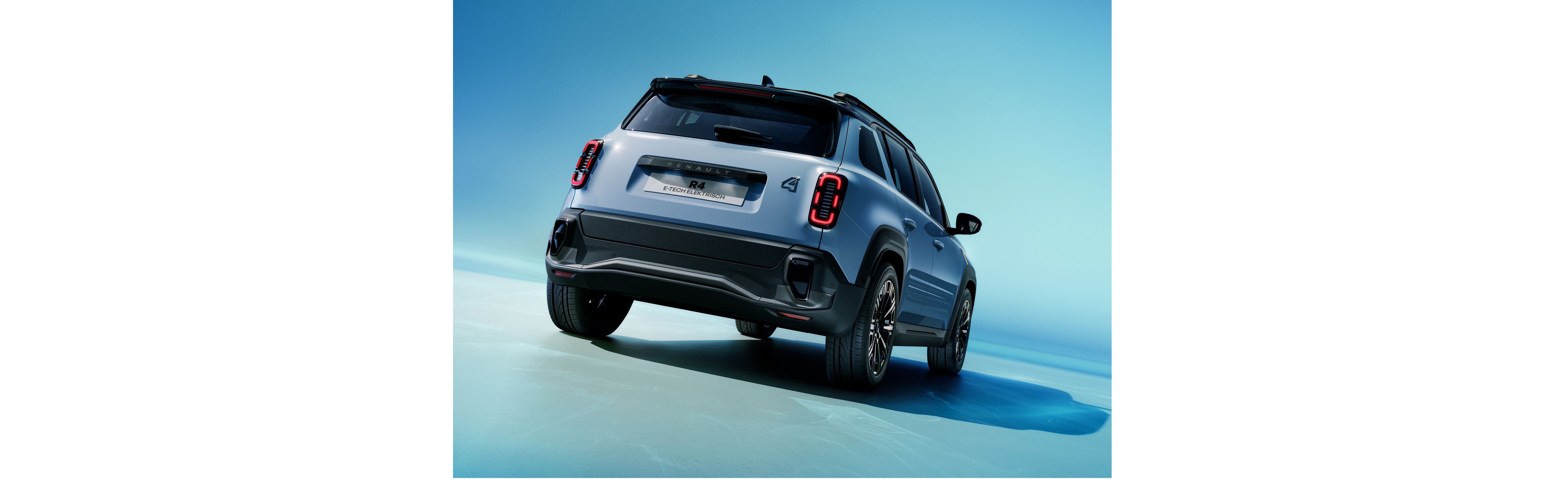 Ein neuer SUV von hinten gesehen, in einer blauen Umgebung, mit betonten Rücklichtern und modernem Design.