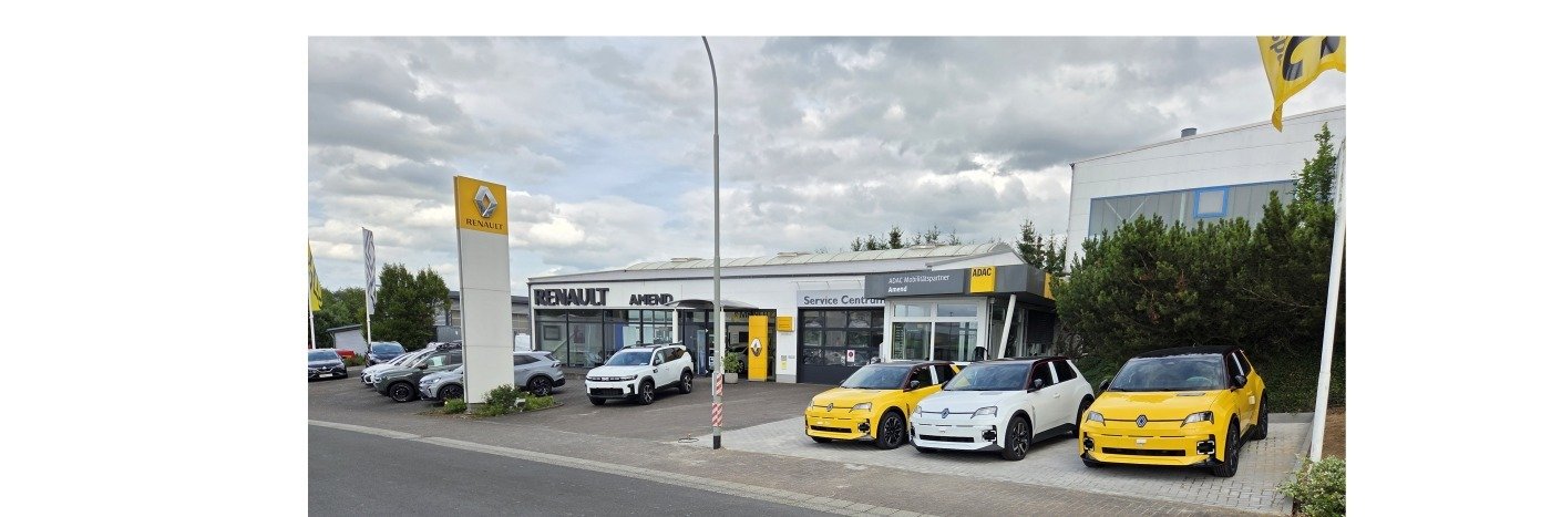 Renault Autohaus mit gelben und weißen Autos auf dem Parkplatz unter bewölktem Himmel.