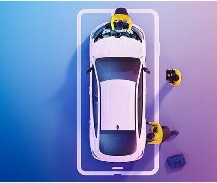 Ein Auto wird von zwei Personen inspiziert, mit einer stilisierten Smartphone-Umrandung im Hintergrund.