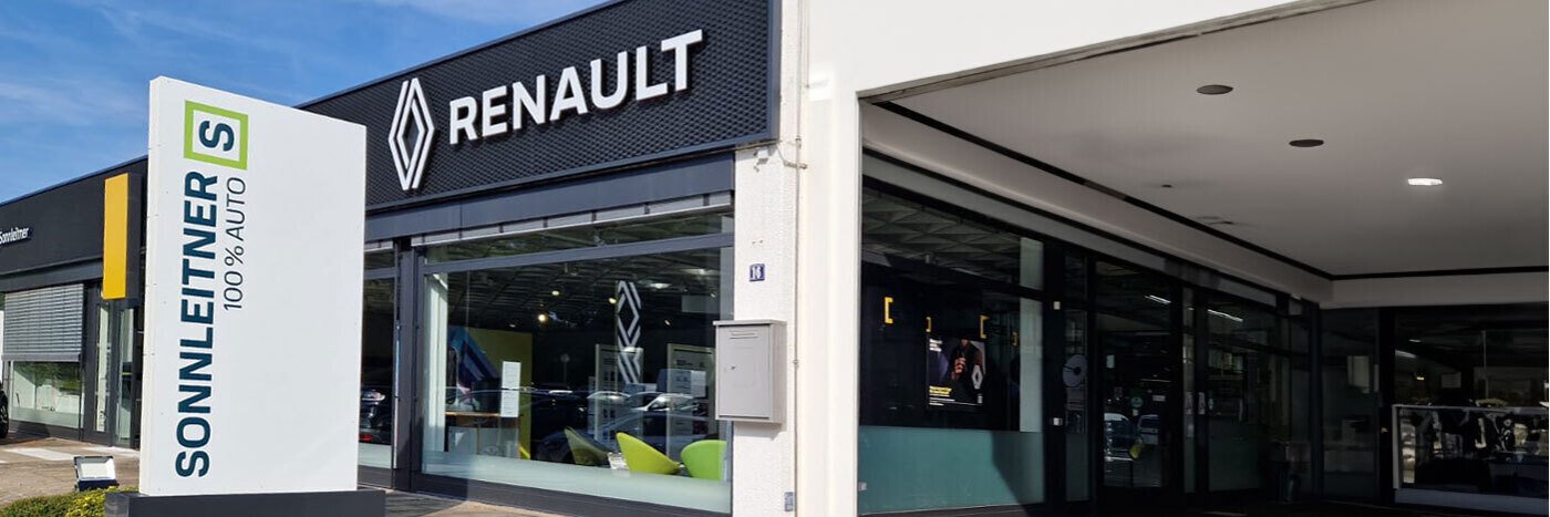 Renault-Autohaus mit Werbung, Sonneitner 100% Auto, moderner Verkaufsraum und Eingang.