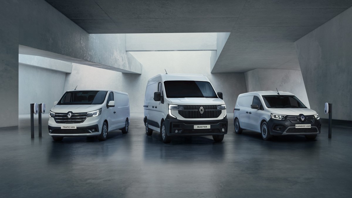 Drei Renault Transporter stehen in einem modernen Raum: Trafic, Master und Kangoo Van, alle in Hellgrau.