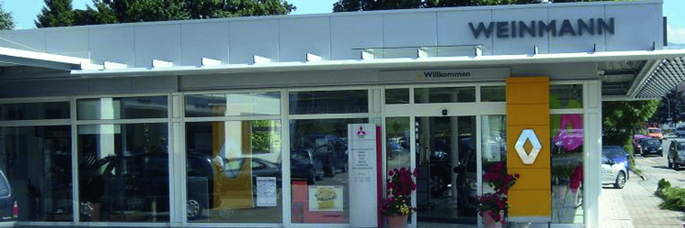 Renault-Händler WEINMANN mit moderner Fassade und großzügigen Fenstern, begrüßt Kunden willkommen.