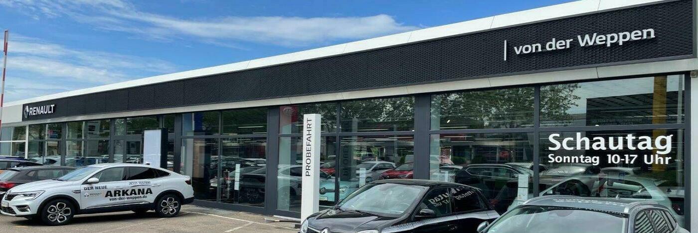 Renault-Händler von der Weppen mit mehreren Autos und einem Schild für den Schautag von 10-17 Uhr.