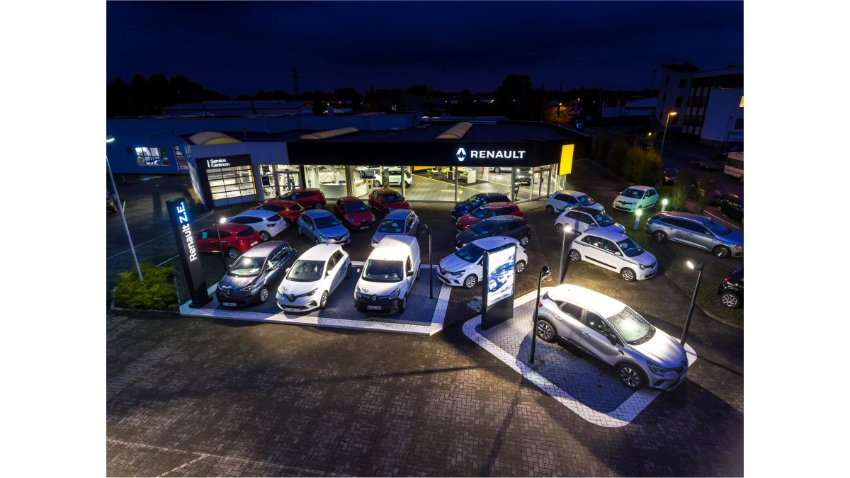Renault Autohaus bei Nacht mit mehreren Autos vor dem Gebäude, beleuchtet und gut sichtbar.