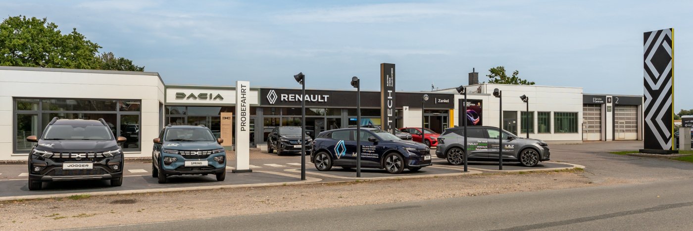 Renault und Dacia Autohaus mit verschiedenen Modellen auf dem Parkplatz, moderner Außenbereich.